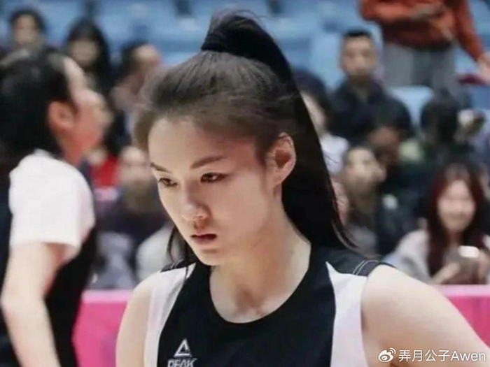 中国女篮新面孔张曼曼表现低迷引争议，年龄身