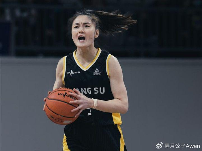 中国女篮新面孔张曼曼表现低迷引争议，年龄身