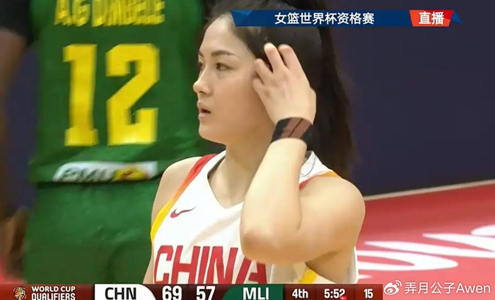 中国女篮新面孔张曼曼表现低迷引争议，年龄身