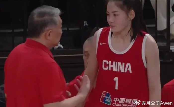 中国女篮新面孔张曼曼表现低迷引争议，年龄身