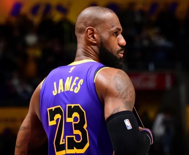 湖人末节逆转火箭 詹姆斯单核带队轰30分