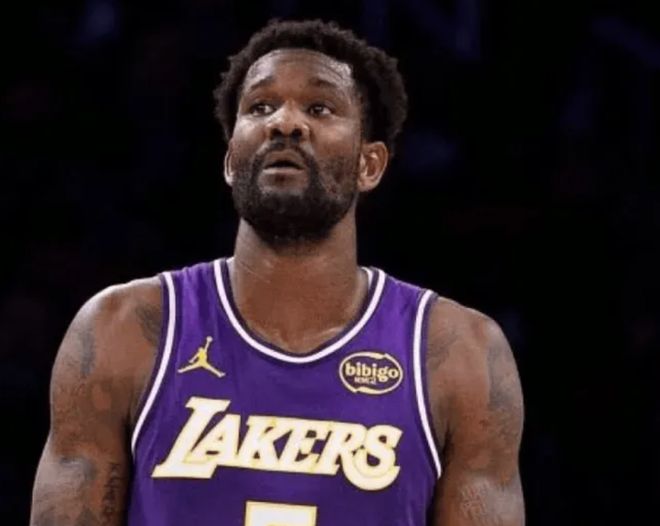 湖人末节逆转火箭 詹姆斯单核带队轰30分