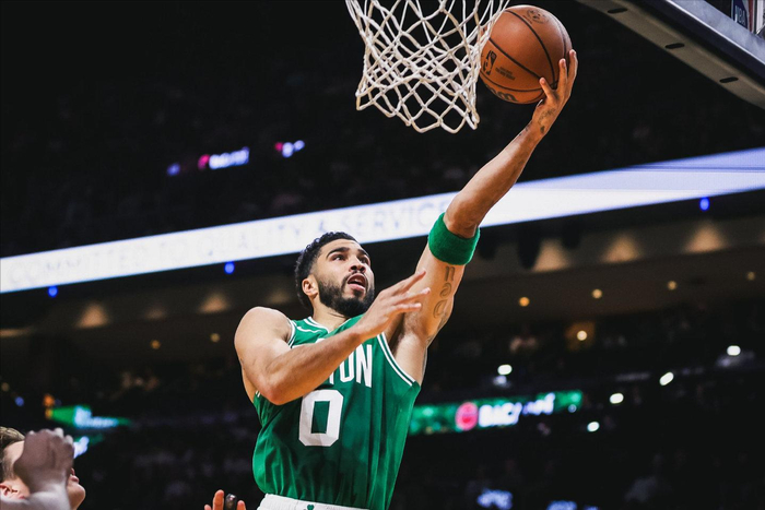 塔图姆重伤复出后轰25+18+11创队史纪录