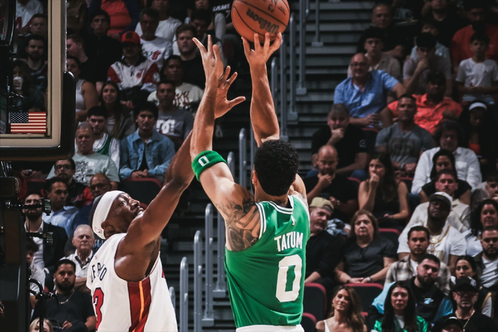 塔图姆重伤复出后轰25+18+11创队史纪录