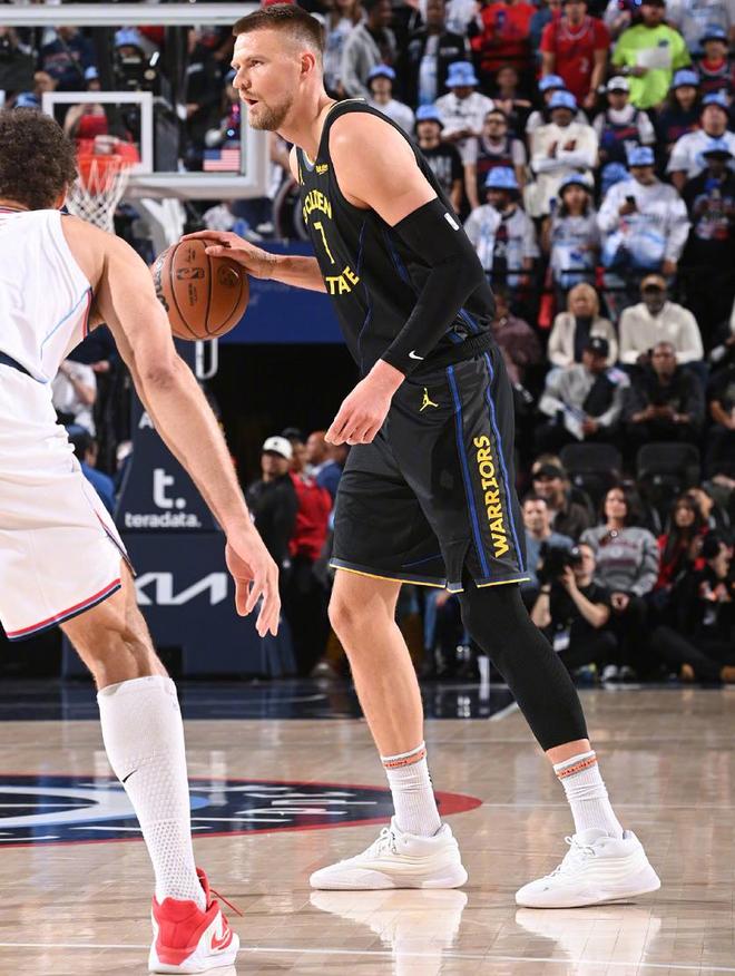 库里35分率勇士逆转快船 霍福德关键三分定乾坤