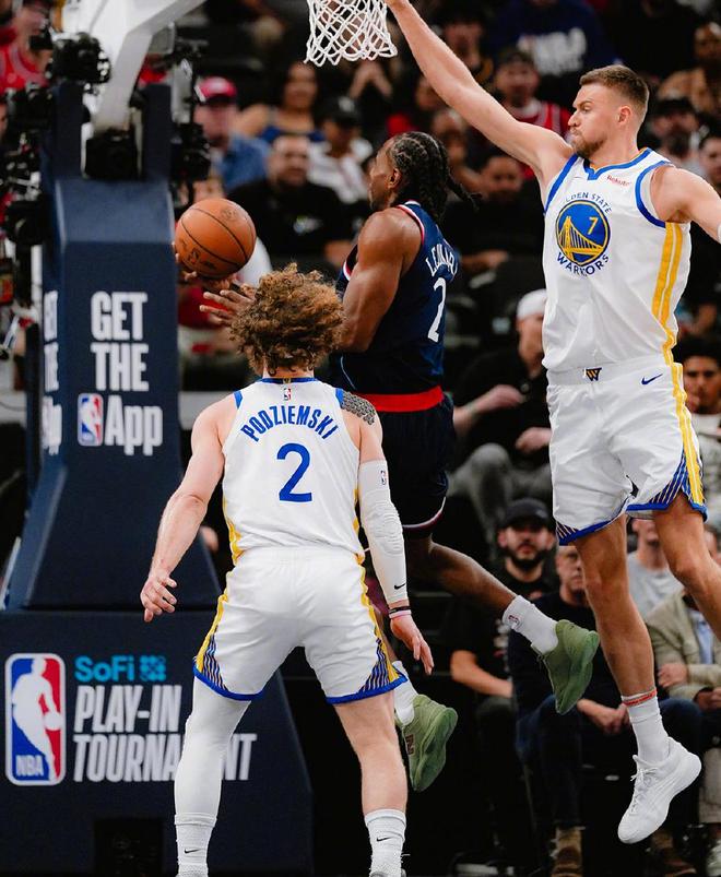 库里35分率勇士逆转快船 霍福德关键三分定乾坤